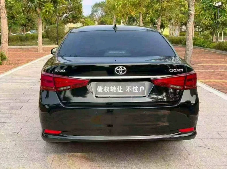 丰田皇冠 后面外观一