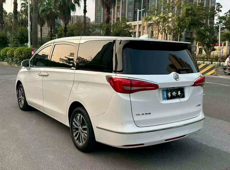 别克GL8 后面外观三