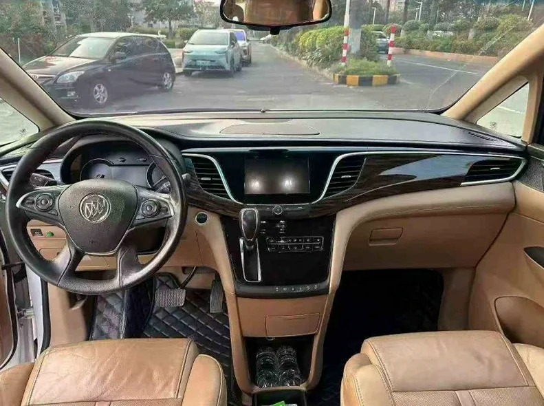 别克GL8 正面外观三