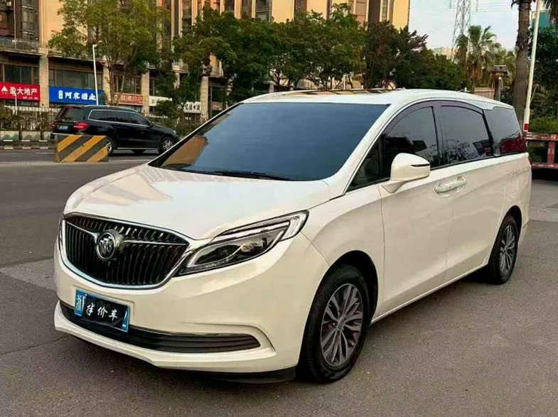 别克GL8 正面外观二