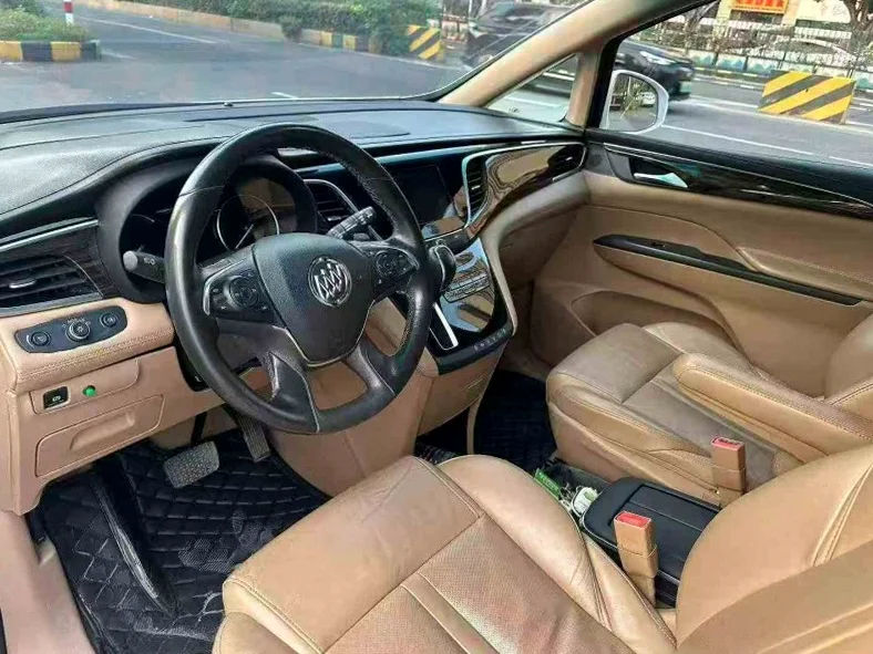 别克GL8 后面外观二