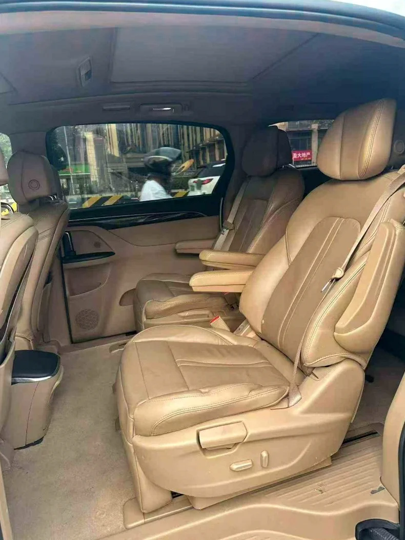 别克GL8 后面外观一