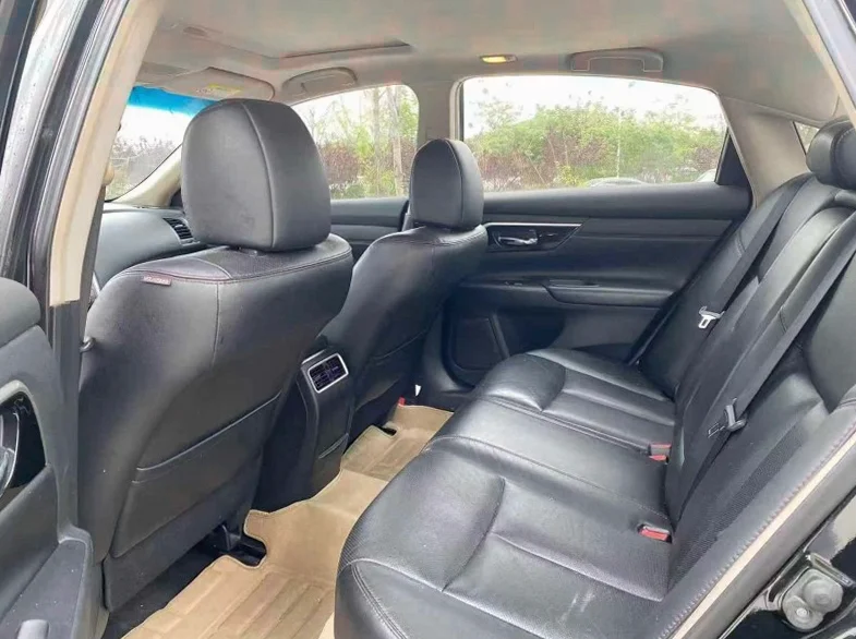 日产天籁 后面外观一