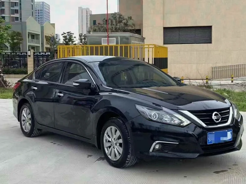 日产天籁 正面外观二