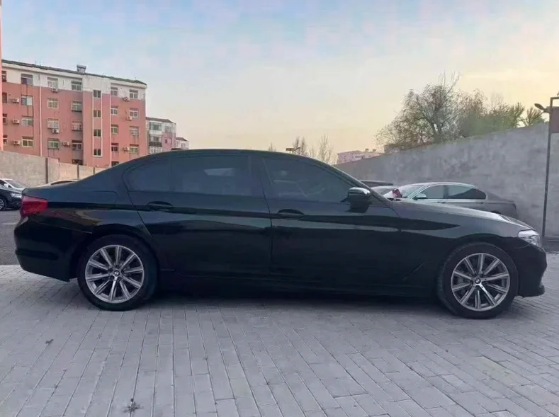 宝马5系 后面外观一