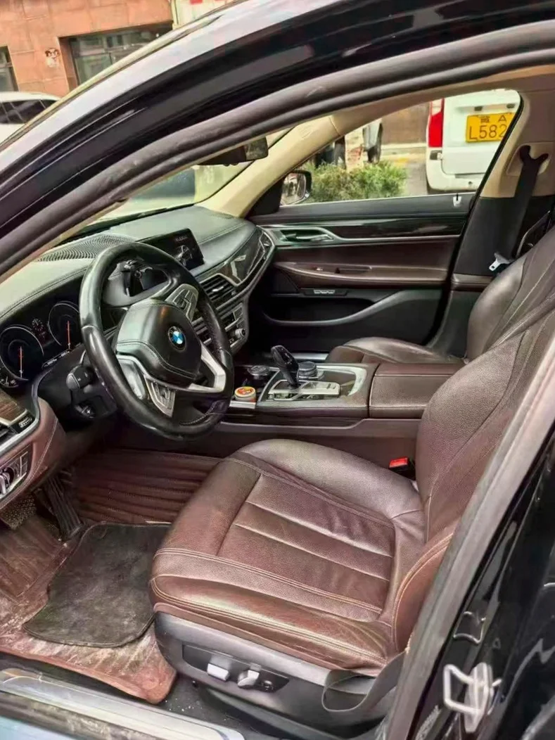 宝马7系 后面外观三