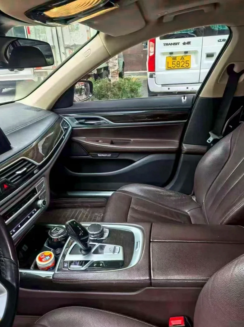 宝马7系 后面外观一