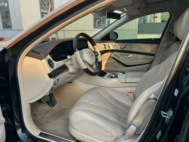 奔驰迈巴赫S级 后面外观三