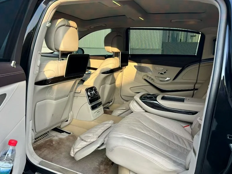 奔驰迈巴赫S级 后面外观一