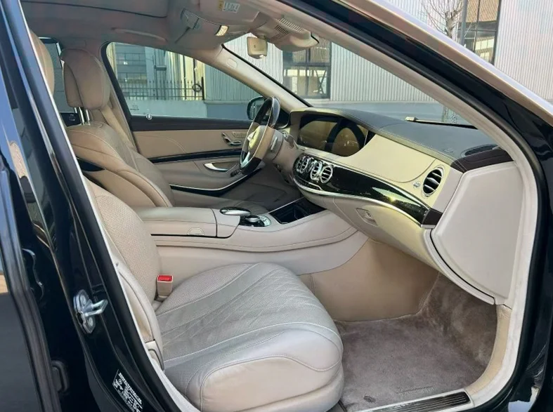 奔驰迈巴赫S级 后面外观二