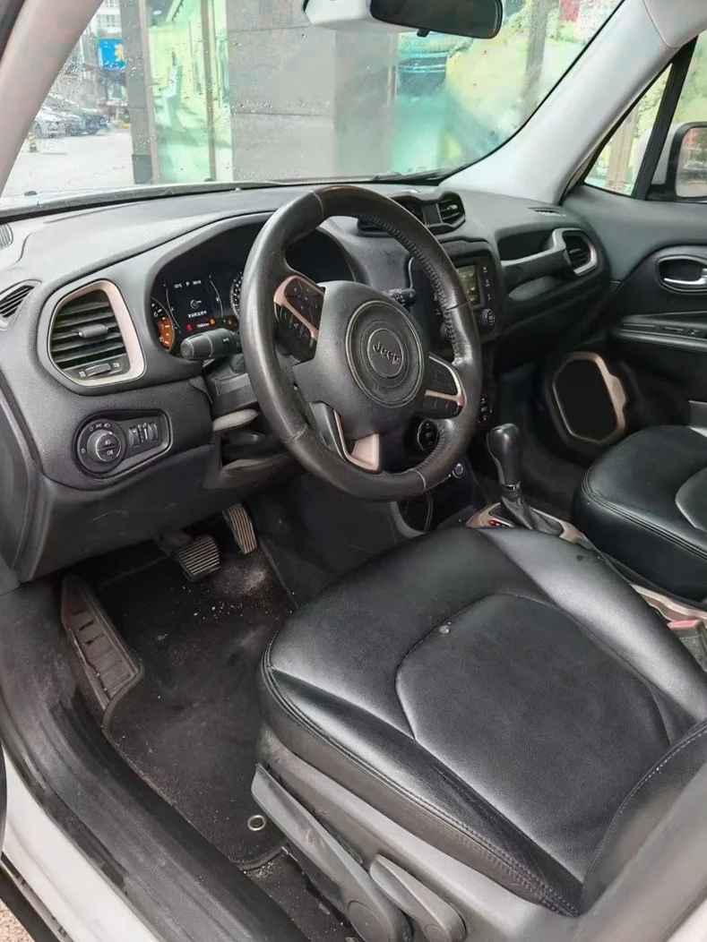 Jeep自由侠 后面外观二