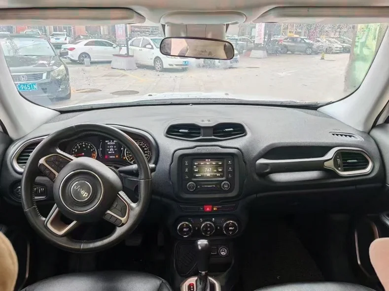 Jeep自由侠 后面外观一