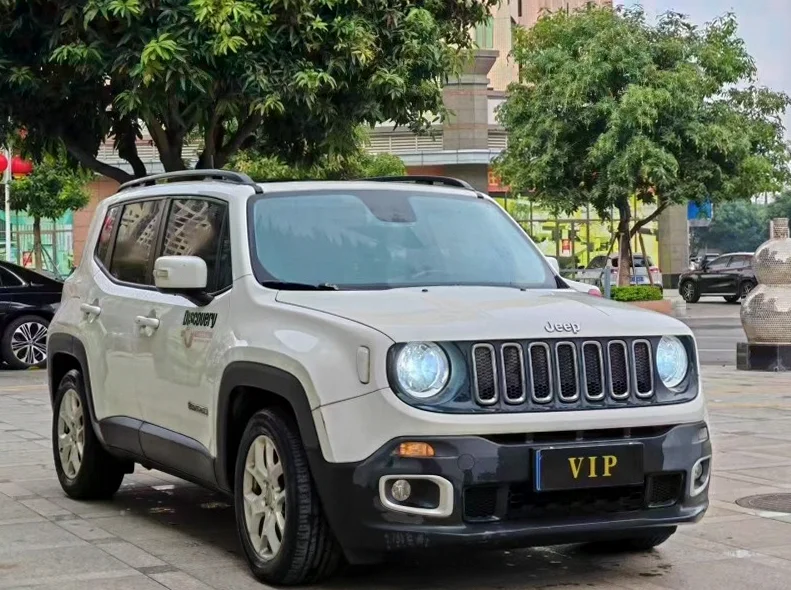 Jeep自由侠 正面外观二