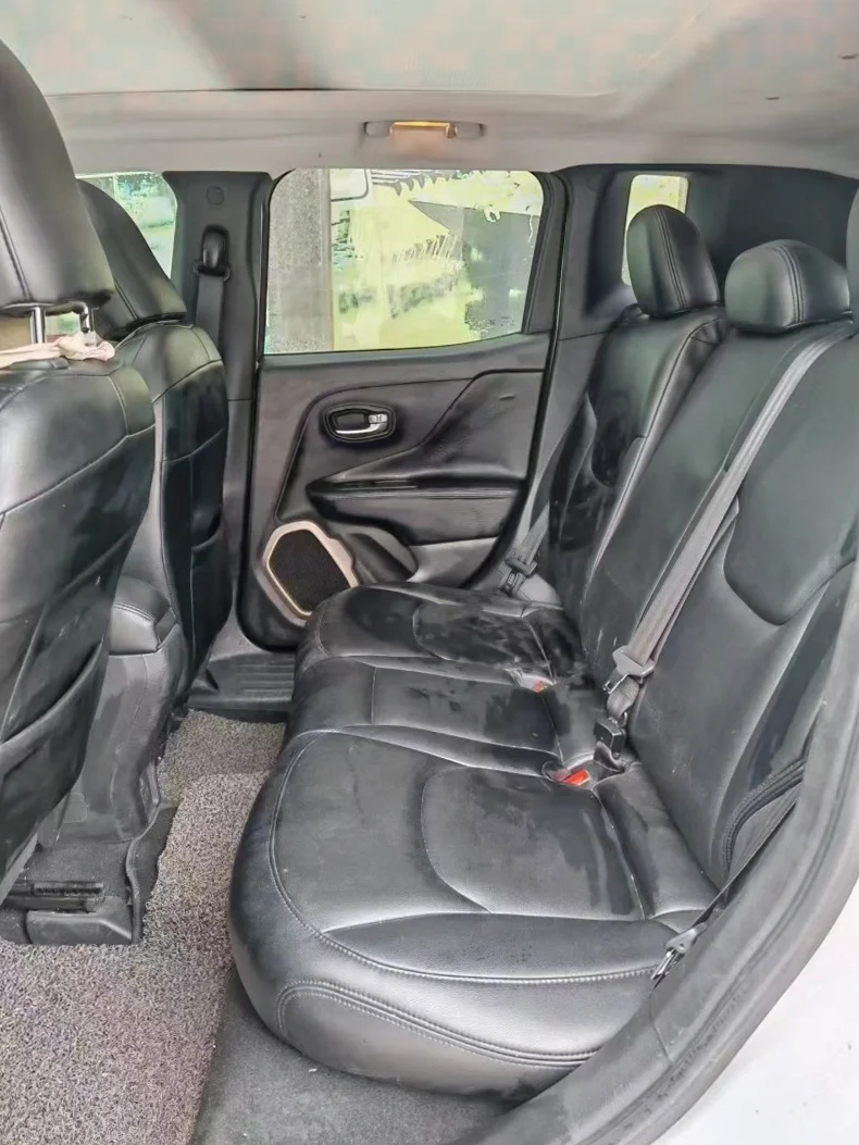 Jeep自由侠 正面外观三