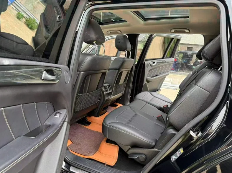 奔驰GLS 内饰后排