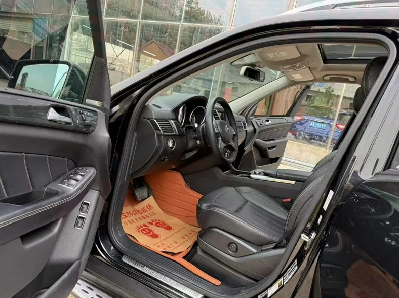 奔驰GLS 后面外观一