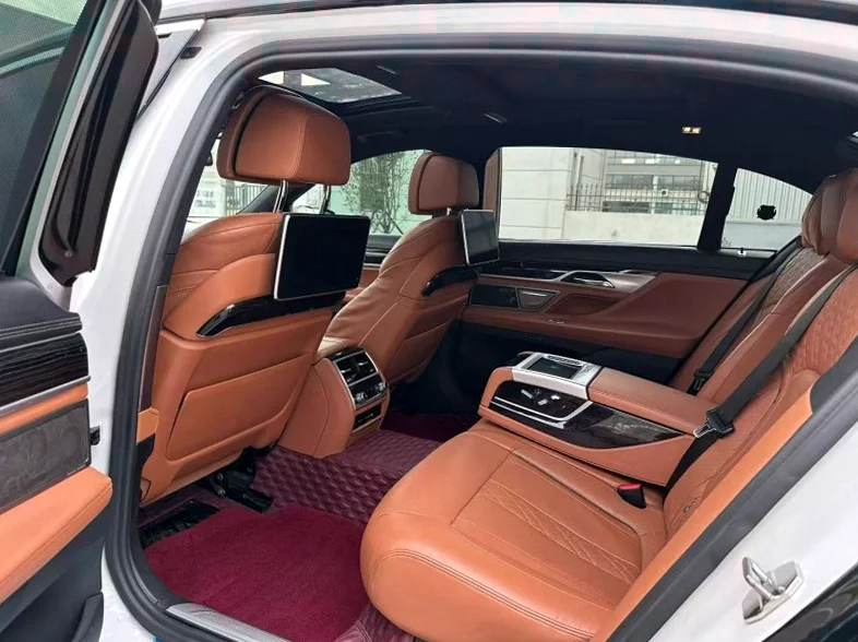 宝马7系 后面外观一