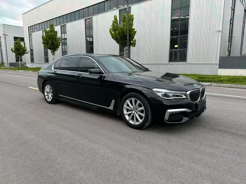 宝马7系 正面外观二