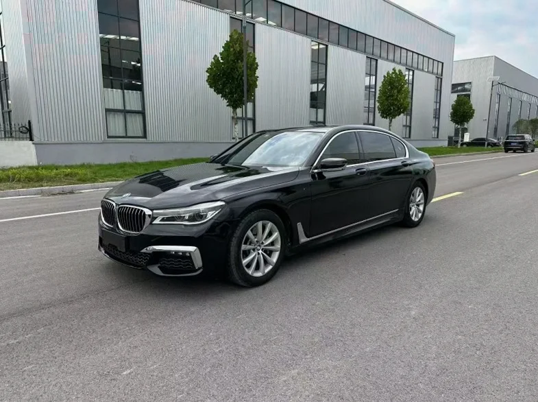 宝马7系 正面外观三