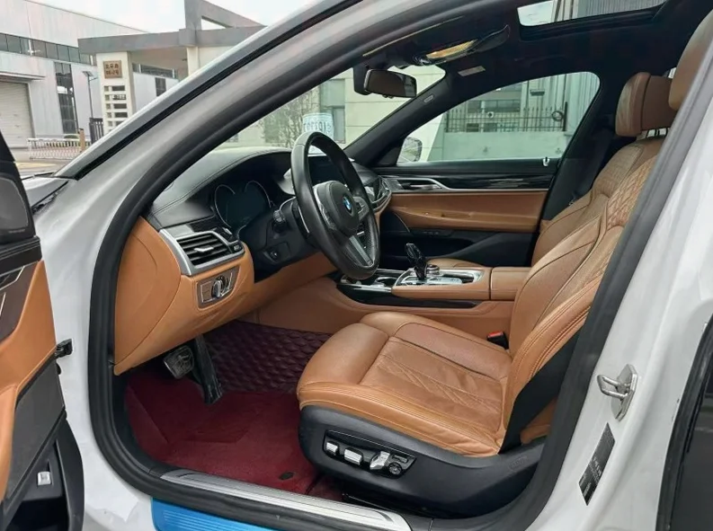 宝马7系 后面外观三