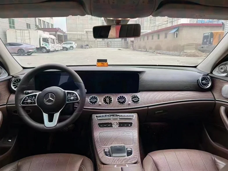 奔驰E 内饰前排