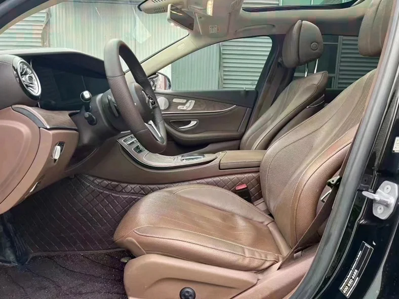 奔驰E 内饰后排