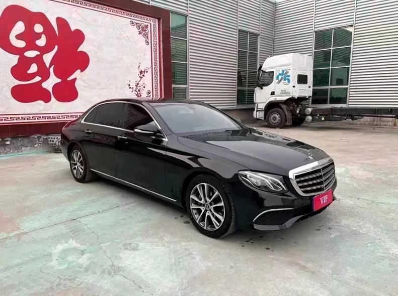 奔驰E 正面外观三