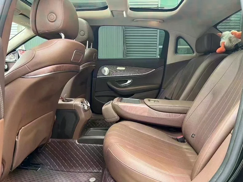 奔驰E 后面外观三