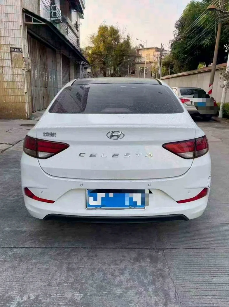 现代悦动 驾驶室