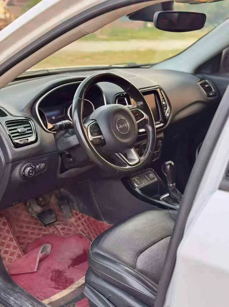 Jeep指南者 内饰前排