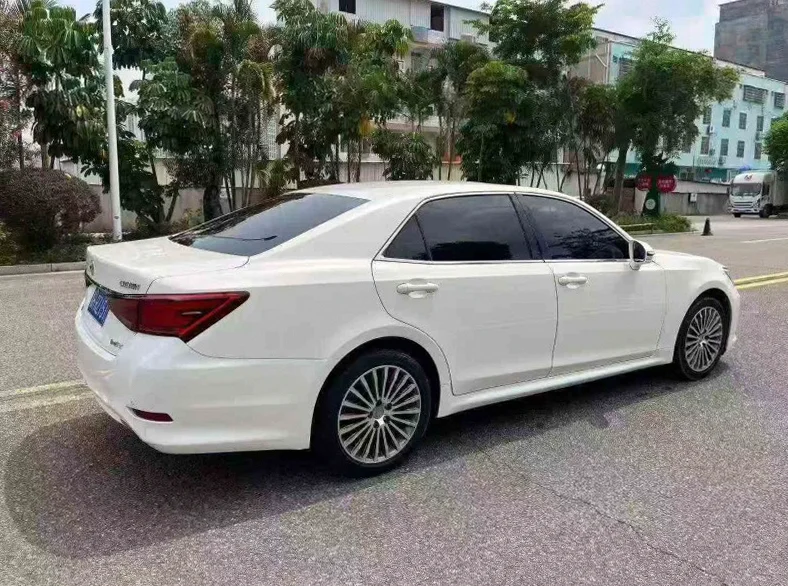 丰田皇冠 内饰前排