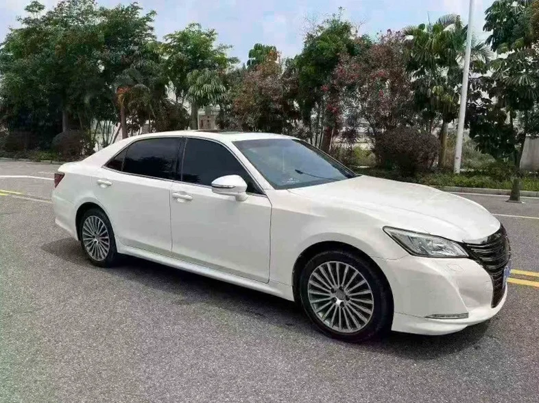 丰田皇冠 正面外观三