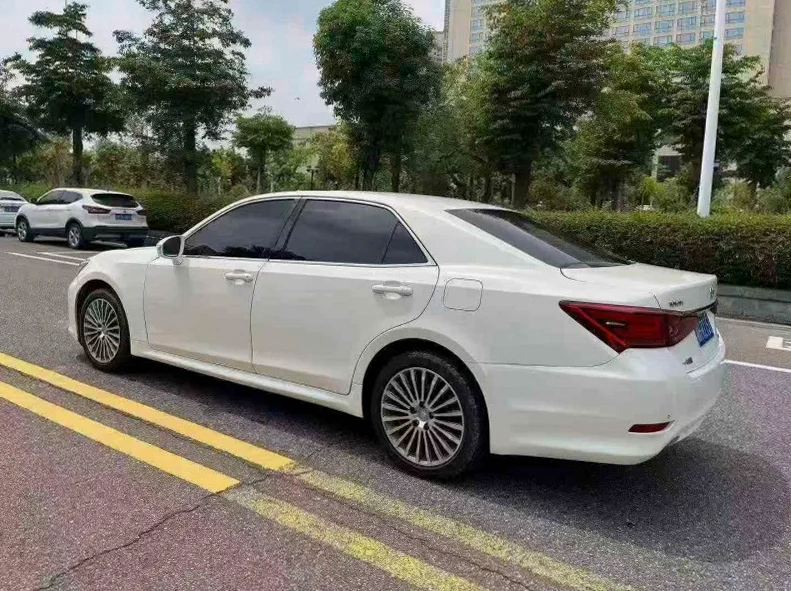 丰田皇冠 内饰后排