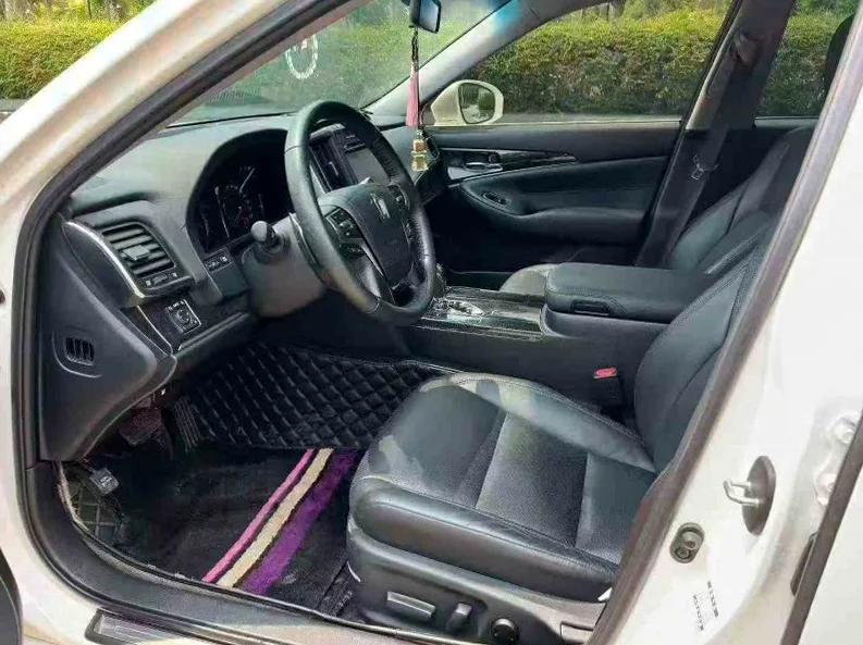 丰田皇冠 后面外观一