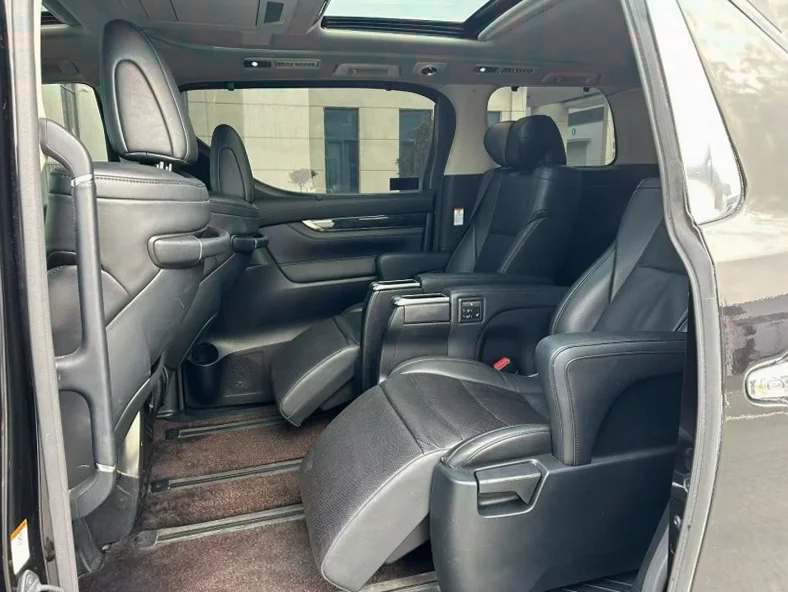 丰田威尔法 后面外观一