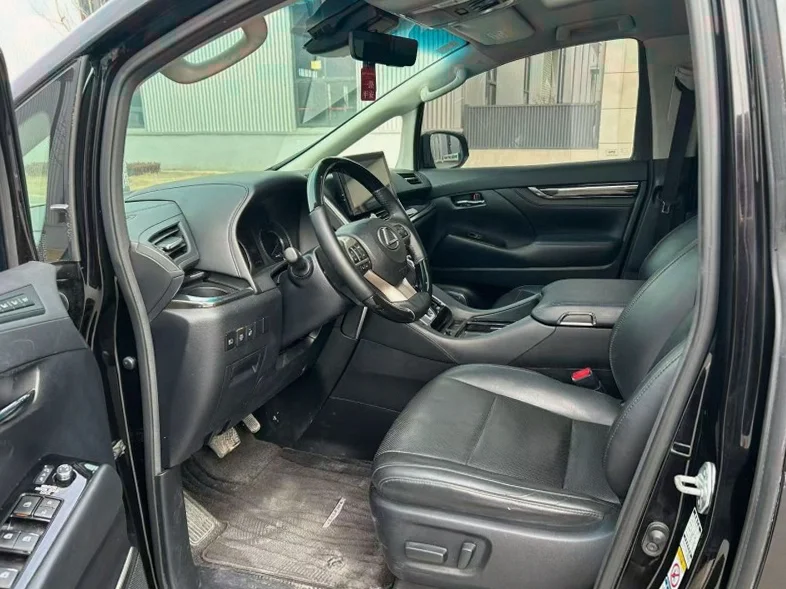 丰田威尔法 后面外观三