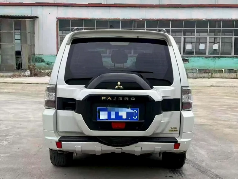 三菱帕杰罗 内饰后排