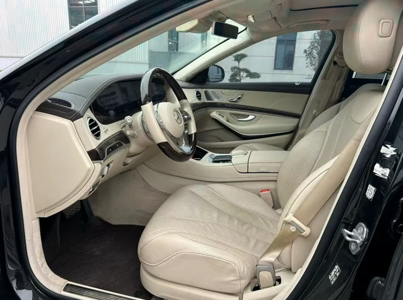 奔驰S 后面外观三