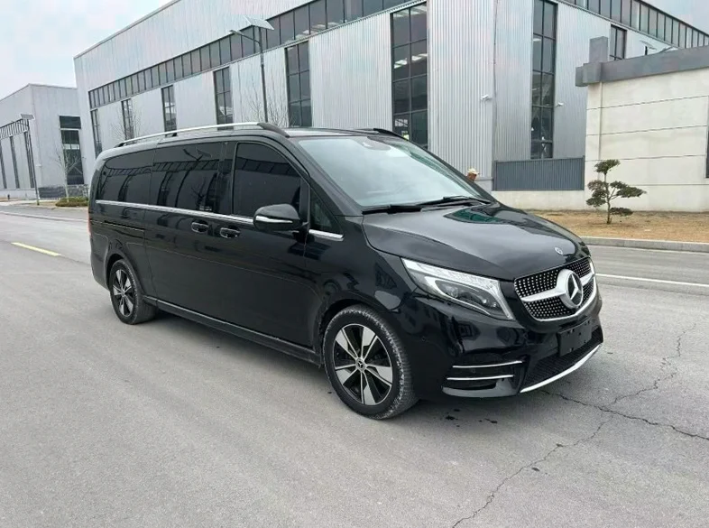 奔驰V 正面外观二