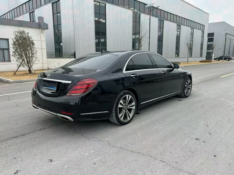 奔驰S 内饰后排