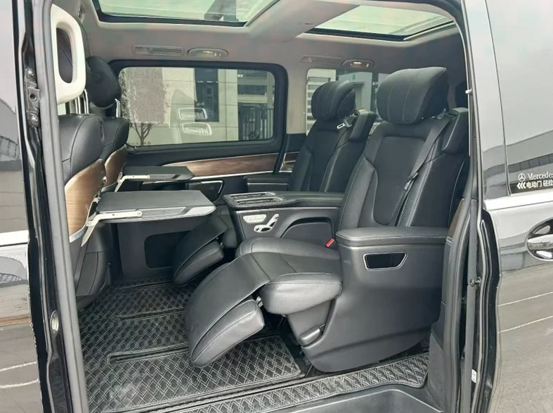 奔驰V 后面外观一