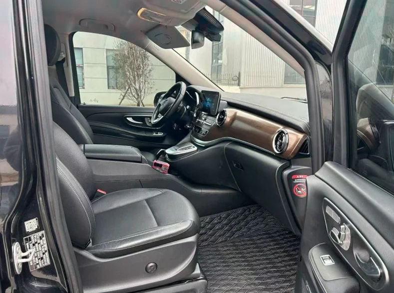 奔驰V 后面外观二