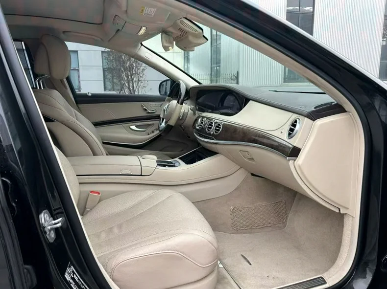 奔驰S 后面外观二