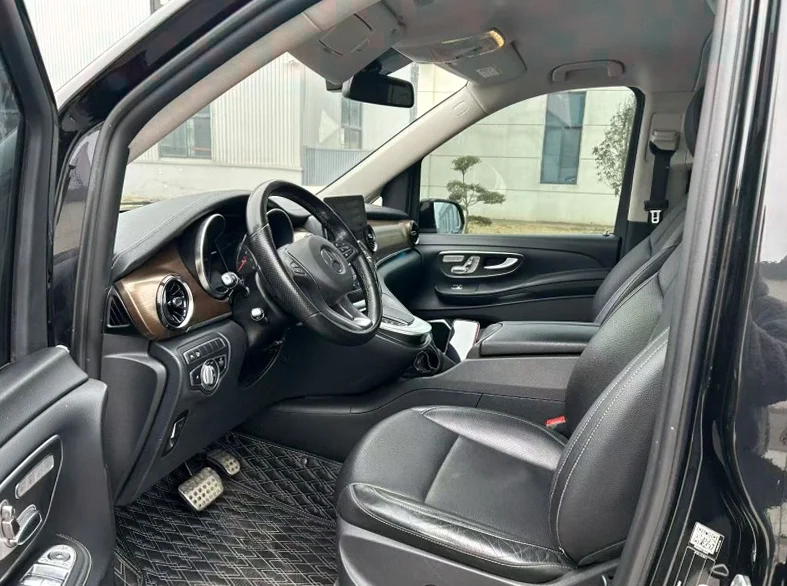 奔驰V 后面外观三