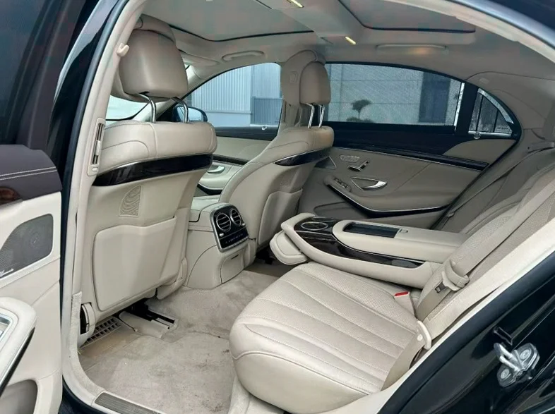 奔驰S 后面外观一