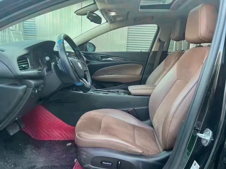 别克君威 驾驶室