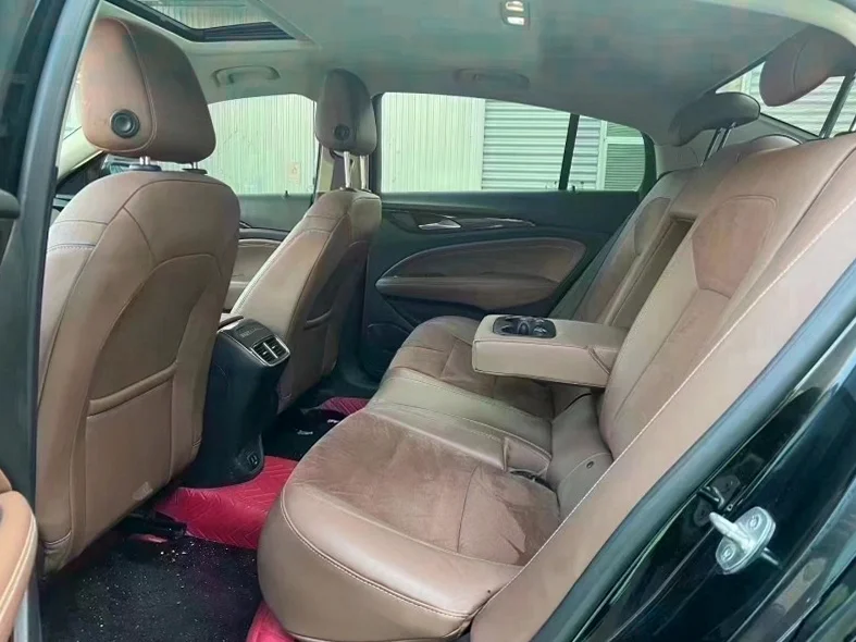 别克君威 内饰后排