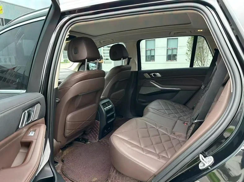 宝马X5 后面外观一