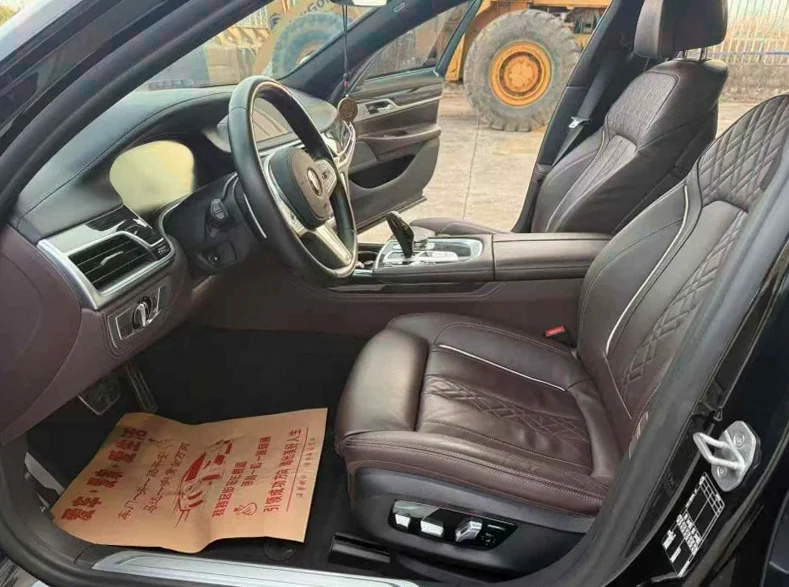 宝马7系 后面外观一