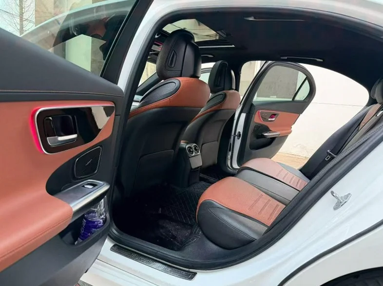 奔驰C 内饰后排